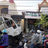 Xe bồn chở xăng tông sập hai căn nhà ở Vũng Tàu