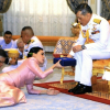 Lý do Hoàng hậu Thái Lan quỳ rạp trước chồng trong lễ sắc phong