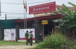 Thanh niên mặc áo mưa cướp 500 triệu đồng tại ngân hàng