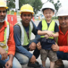 Tình bạn giữa cậu bé Singapore ba tuổi và nhóm công nhân ngoại quốc