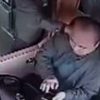 Cụ ông 76 tuổi Trung Quốc bị bắt vì bóp cổ tài xế xe buýt