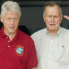 Cựu tổng thống Clinton và Bush 'cha' từng nhường nhau giường ngủ
