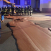 Lính cứu hỏa giải cứu con đường phủ chocolate ở Đức