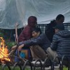 Ảnh: Dân lao động Thủ đô đốt lửa sưởi ấm, mưu sinh trong giá rét kỷ lục