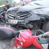 Ô tô 'điên' tông nát hàng loạt xe ở Hà Nội, nam thanh niên đi xe máy thoát chết thần kì