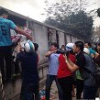 Ảnh: Tiểu thương đập tường giải cứu hàng hóa khỏi đám cháy chợ ở Hà Nội