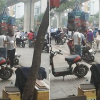 Thấy bóng dáng CSGT, đoàn người dắt xe máy ngược chiều dưới lòng đường Hà Nội