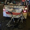 Xe đạp húc đuôi xe taxi, nam thanh niên bất tỉnh tại chỗ