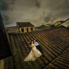 Nhiều bạn trẻ trèo lên những mái nhà cổ ở Hội An để chụp hình cưới