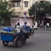 Video: Nam thanh niên bốc đầu xe ba gác giữa đường ở TP.HCM gây bức xúc