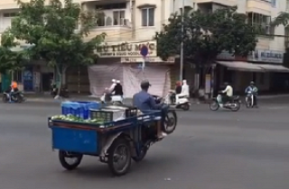 Video: Nam thanh niên bốc đầu xe ba gác giữa đường ở TP.HCM gây bức xúc