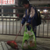 Nam sinh Trung Quốc nổi tiếng nhờ phụ mẹ quét rác