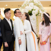 Vợ NSND Trung Hiếu liên tục hôn chồng ở lễ cưới