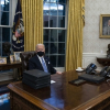 Biden bỏ nút gọi nước ngọt của Trump trên bàn làm việc