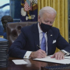 Ông Biden ký sắc lệnh tăng lương cho người lao động, hỗ trợ thực phẩm cho dân