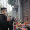 Nhiều người trẻ đứng ngoài bái vọng chùa Hà cầu duyên