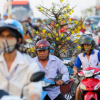 Người dân về Tết phải cuốc bộ vào bến xe ở Sài Gòn vì tắc đường