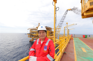 Gặp người đón dòng dầu khí đầu tiên từ lòng biển