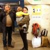 Người dân Ukraine đổ xô đi rút tiền và tích trữ lương thực