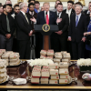 Tổng thống Trump mở tiệc đồ ăn nhanh đãi khách tại Nhà Trắng