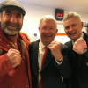 Ferguson và Cantona vào phòng thay đồ chia vui với Solskjaer