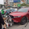 Nữ tài xế lái xe Mazda CX5 tông bay hàng loạt xe máy trên phố Hà Nội