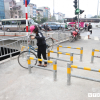 Người đi xe đạp toát mồ hôi hì hục vượt rào ở đường đi bộ dài nhất Thủ đô
