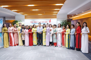 Áo dài làm đẹp cho PV GAS trong tuần lễ chào mừng Ngày 8/3