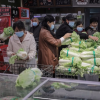 Giới trẻ Trung Quốc săn thực phẩm sắp hết 