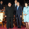 Cái nắm tay thật chặt của hai nhà lãnh đạo Hàn - Triều nhau trong lễ chia tay