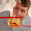 Chế diễu người Việt dùng đũa ăn bánh mỳ, Burger King bị dùi dập tơi bời