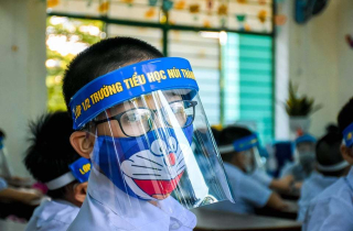 Đeo tấm chắn giọt bắn khi ngồi học: Thương hay hại con?
