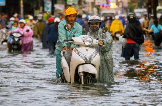 Đường Sài Gòn ngập nặng sau mưa lớn