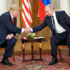 Hình ảnh hai ông Trump và Putin gặp nhau tại Phần Lan