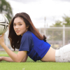 Người đẹp tát Angela Phương Trinh bất ngờ sexy trên sân bóng