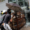 Người biểu tình đập vỡ cửa kính tòa nhà chính quyền Hong Kong