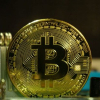 Giá Bitcoin sắp cán mức 13.000 USD