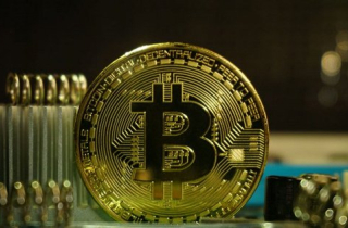 Giá Bitcoin sắp cán mức 13.000 USD