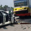 Ô tô con nát bét sau cú tông vào đuôi xe buýt dừng trả khách trên đại lộ Thăng Long