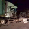 Container bị biến dạng sau khi đâm vào xe tải chở cột bê tông trên Quốc lộ 5