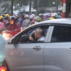 Giao thông Hà Nội hỗn loạn, người dân leo xe lên vỉa hè dưới cơn mưa lớn