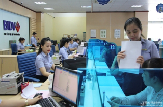 Doanh nghiệp khốn khó, ngân hàng lãi khủng - Vì sao?
