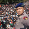 Hàng nghìn du khách chen chúc trên bãi biển để di tản tại Indonesia