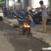 Ảnh: Khói đốt vàng mã, rác thải bủa vây đường phố Huế trong Rằm tháng 7