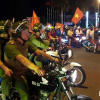 Cảnh sát trắng đêm cùng cổ động viên mừng chiến thắng của đội tuyển Olympic Việt Nam