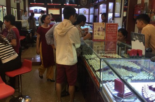 Giá vàng đắt kỷ lục, nhiều người vẫn không ngại mua