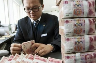 Nhân dân tệ tiếp tục hạ giá