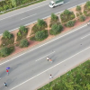 Công nhân nối đuôi nhau chạy ngang cao tốc Hà Nội - Bắc Giang, thách thức 