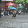 Nhiều tuyến phố Hà Nội ngập sâu sau 30 phút mưa lớn