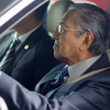 Thủ tướng Malaysia lái thử, khen xe Vinfast